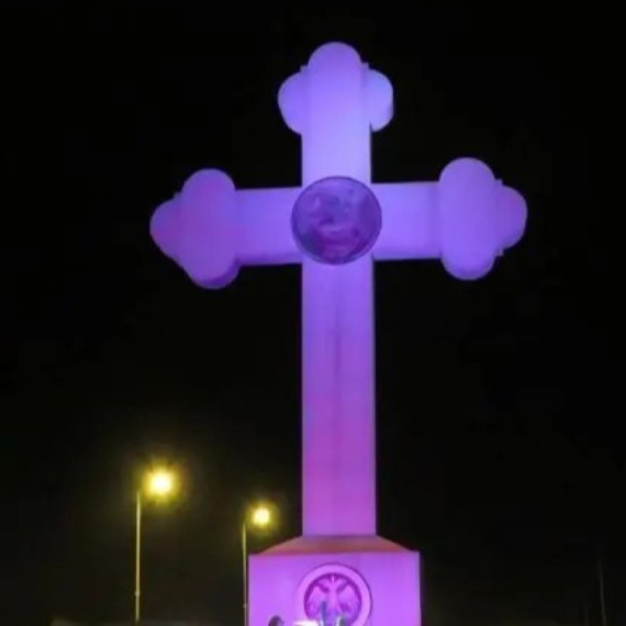 Kragujevac u ljubičastom: Krst osvetljen u znak podrške obolelima od retke bolesti