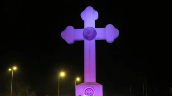 Kragujevac u ljubičastom: Krst osvetljen u znak podrške obolelima od retke bolesti