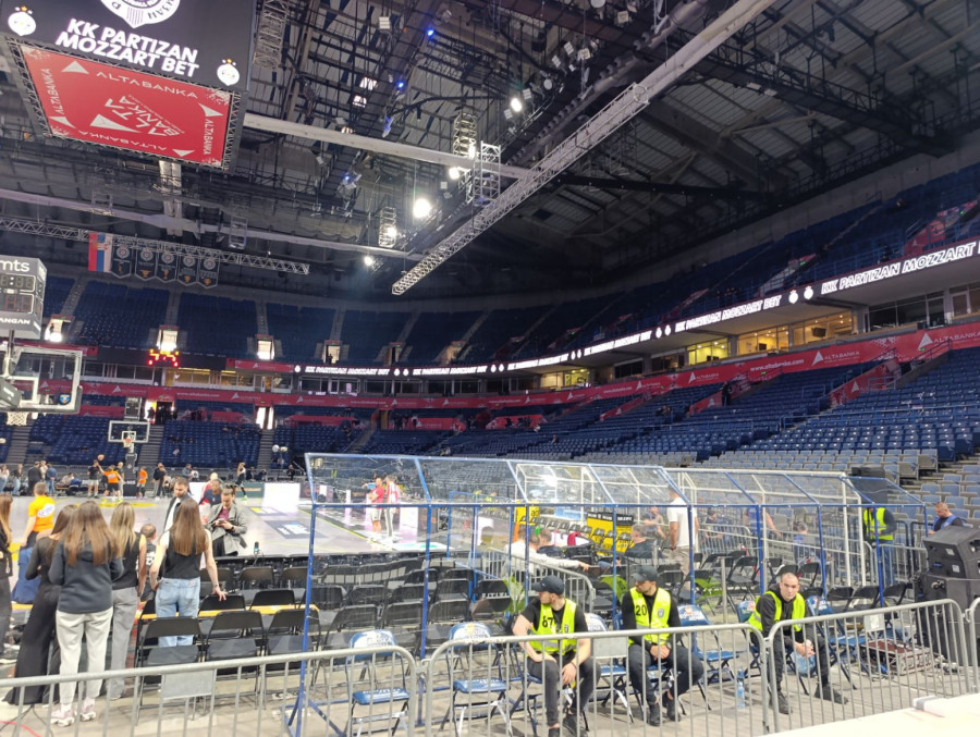 Uvertira za derbi – podignut zid kod Zvezdine klupe FOTO