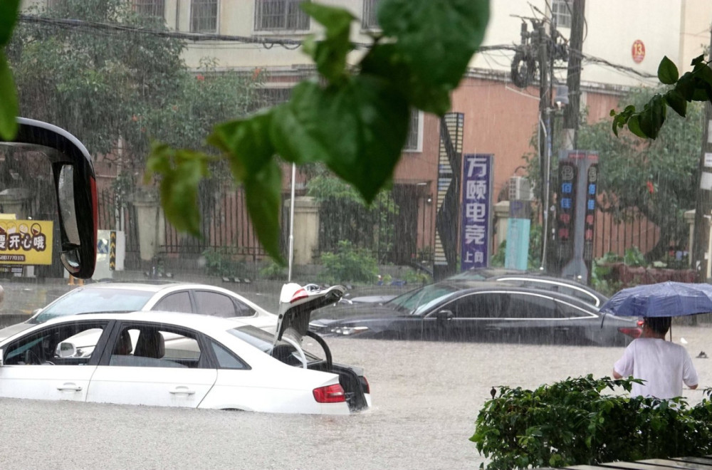 Strašne scene poplava: Vozila plutaju, most odnesen, ljudi zarobljeni VIDEO