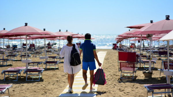 Turisti smišljaju neobične trikove za zaštitu stvari na plaži: "Jedan se kupa, drugi čuva" VIDEO
