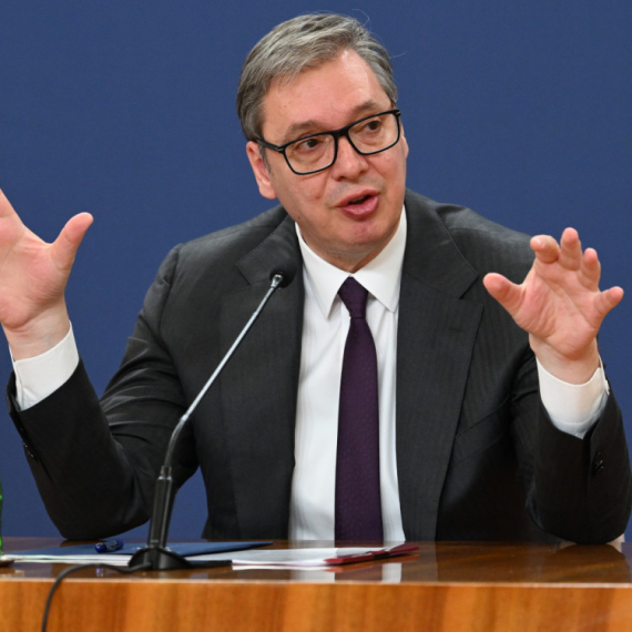 Vučić: "Sklonite se od blokaderskih nasilnika"; "Politikom ćemo se baviti programima, ne suzavcima i noževima"