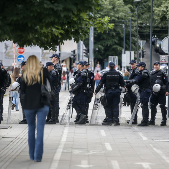 Pristojna Srbija se ne predaje: Uprkos blokaderskom nasilju građani zadržavaju smirenost