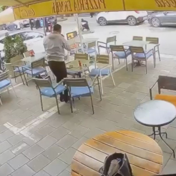 Teška nezgoda ispred škole u Novom Pazaru: Devojka na trotinetu završila u bolnici, vozač skutera bez dozvole