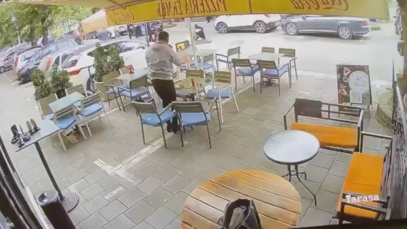 Devojka na električnom trotinetu "izleće" pred skuter