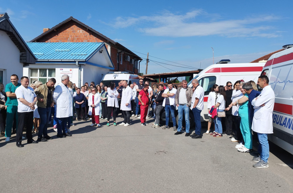 U Gračanici mirni skupovi Srba; Podrška uhapšenim kolegama FOTO