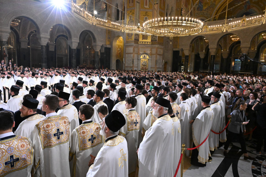 Veliki blagoslov za Srbiju: Vernici satima čekaju da se poklone Pojasu Presvete Bogorodice FOTO/VIDEO