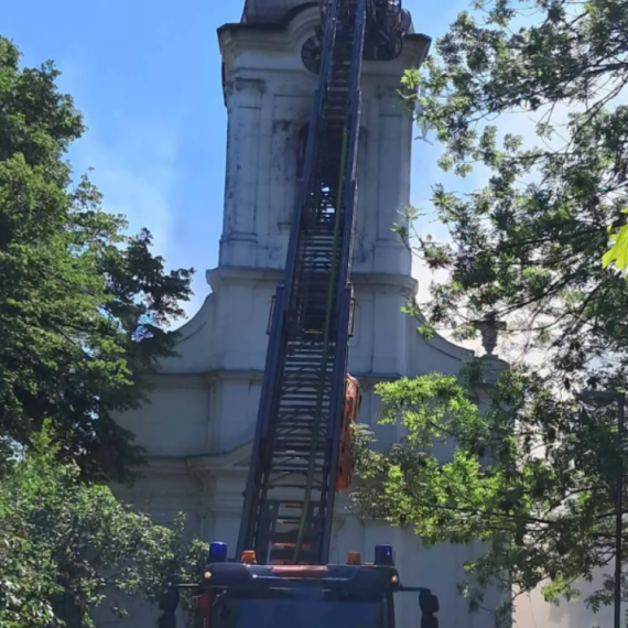 Ugašen veliki požar na crkvi kod Zrenjanina: Iz svetinje spasene ikone i vredni predmeti FOTO/VIDEO