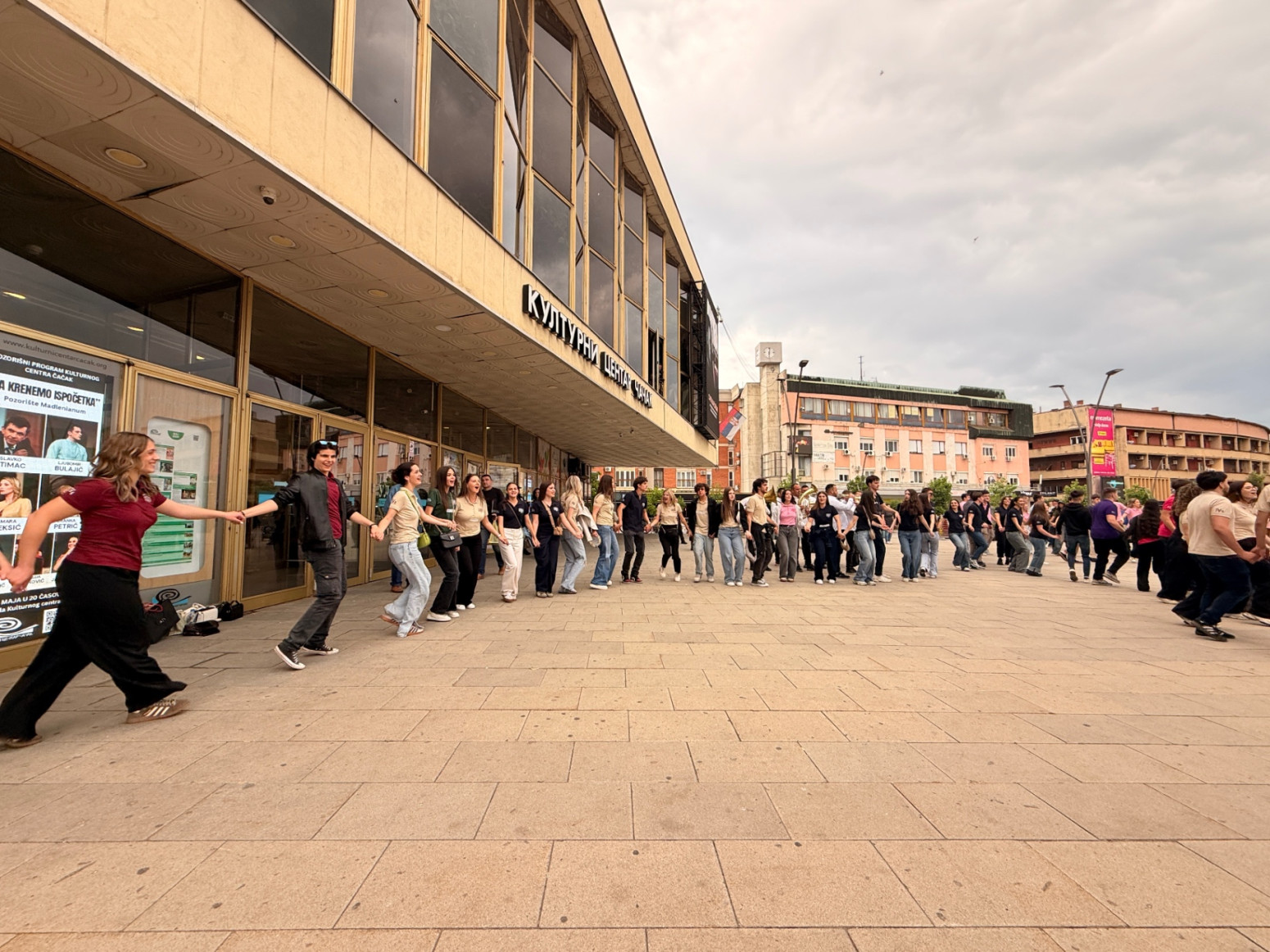 Čačanski maturanti zaigrali kolce na Gradskom trgu
