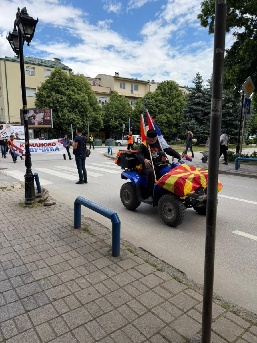 Okupljeni sa skupa podrške Vučiću u Kumanovu: Uvek je pomogao, a blokaderi donose nesreću FOTO