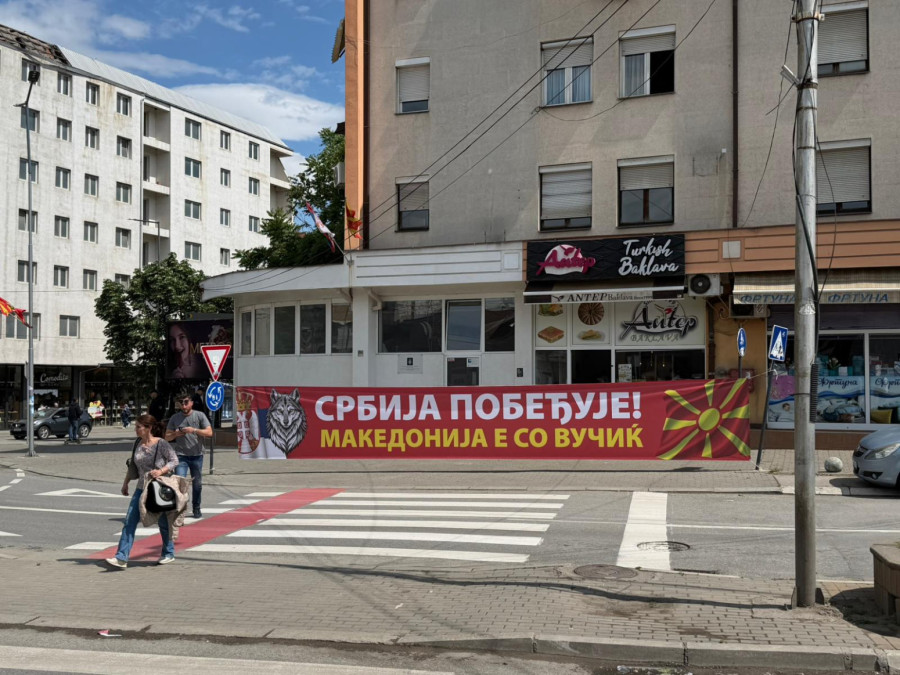 Veličanstveni prizori u Kumanovu: 2.000 ljudi na skupu podrške Vučiću; Vijore se zastave FOTO/VIDEO