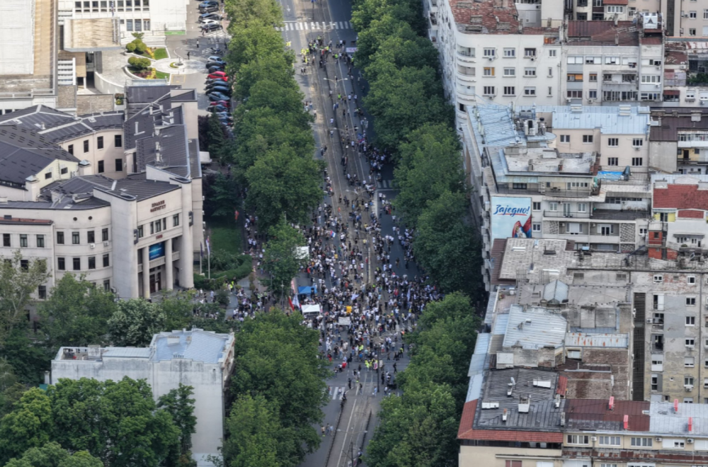 Blokaderski skup propao pre nego što je i počeo; Počelo nasilje na ulicama; Novi napad na novinara FOTO/VIDEO