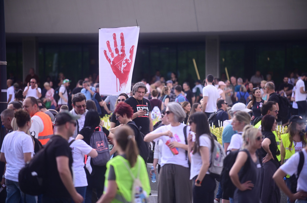 Vandalizam blokadera: Pokušali da skinu transparent "Srbija pobeđuje"