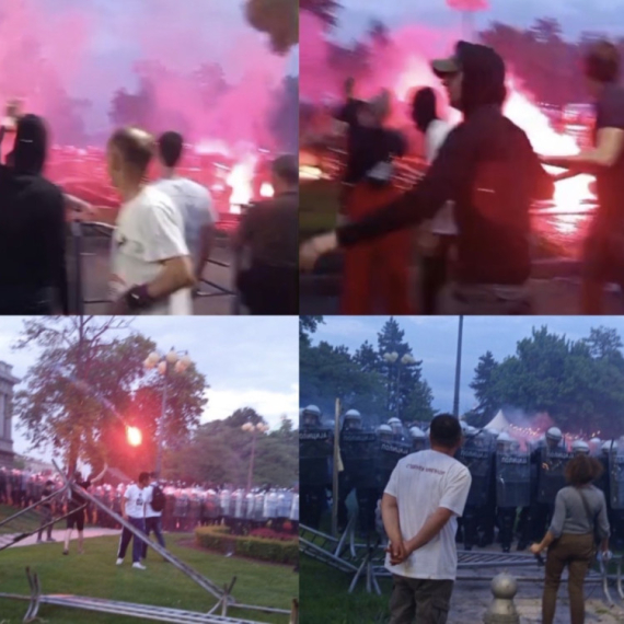 Potpuni haos u centru Beograda, blokaderi bakljama napali policiju: Odzvanja topovski udar FOTO/VIDEO