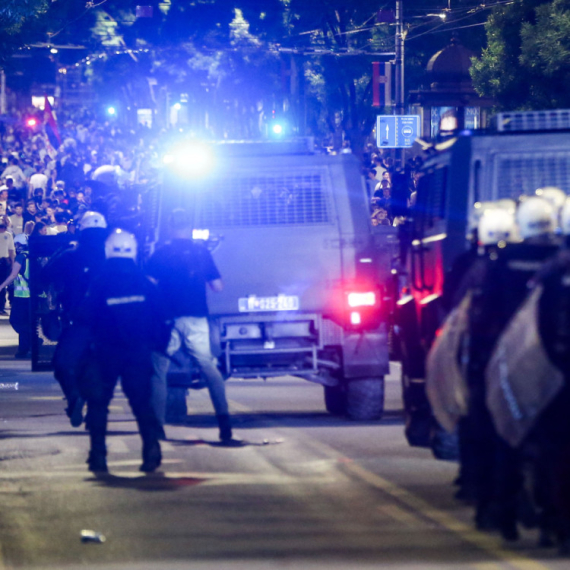Jezivo: Osvanuo snimak policajca kome su blokaderi razbili glavu VIDEO
