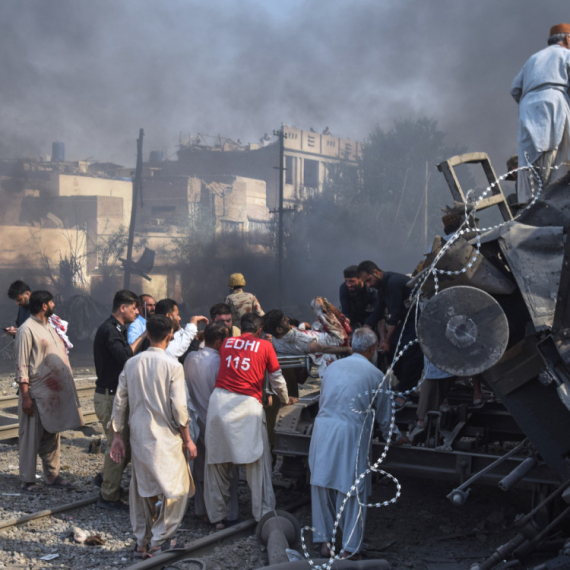 Tragedija na pruzi: Eksplodirao voz u Pakistanu; Broj mrtvih raste FOTO/VIDEO