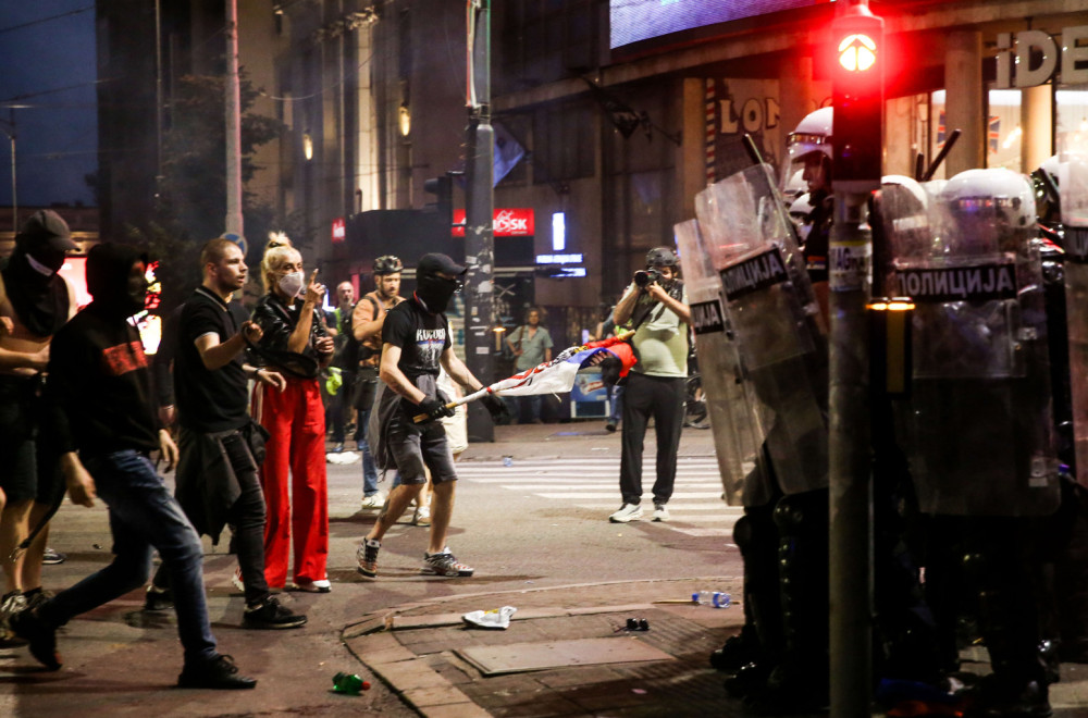 Dačić: "Sinoć povređeno 17 policajaca, 47 lica dovedeno u MUP"; "Nema razloga za ovakve scene" VIDEO