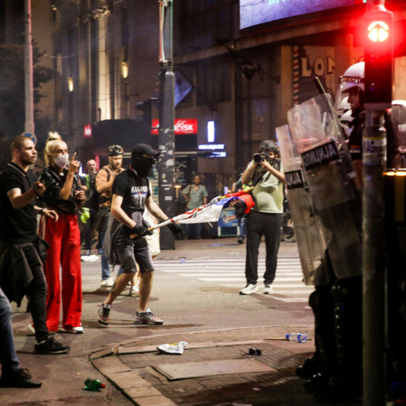 Dačić: "Sinoć povređeno 17 policajaca, 47 lica dovedeno u MUP"; "Nema nikakvih razloga za ovakve scene"