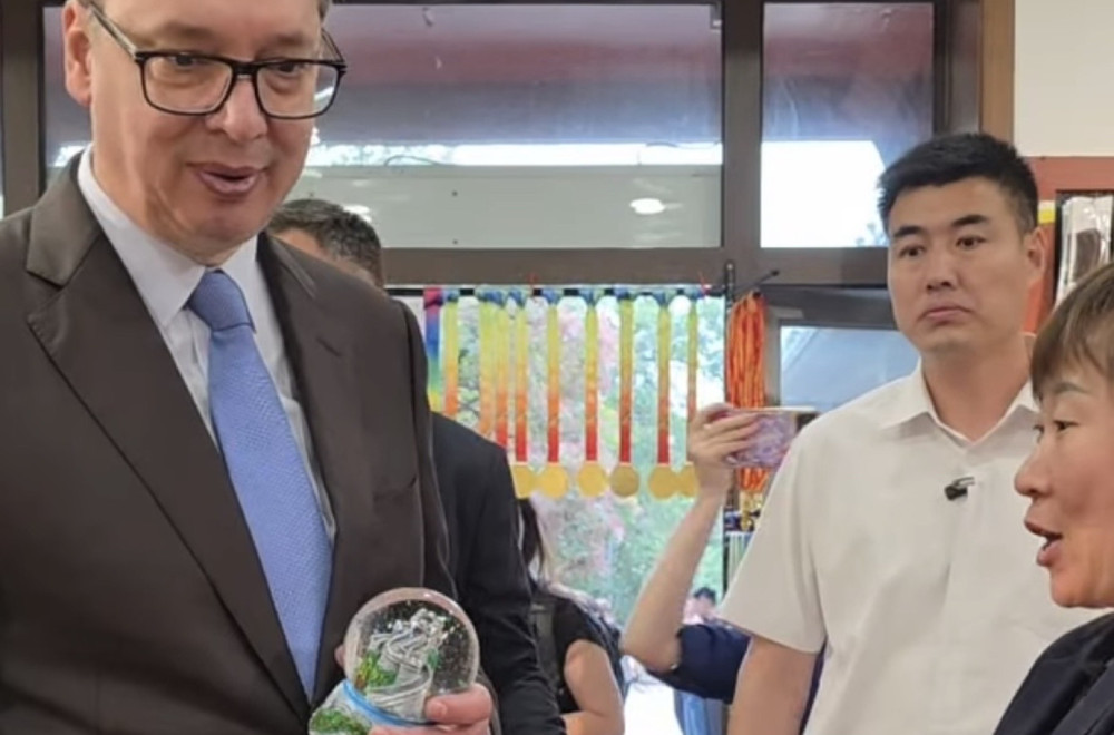Vučić: Ugrabio sam trenutak da kupim neku sitnicu za Danila, Milicu i Vukana; Posebna uspomena na ovu posetu