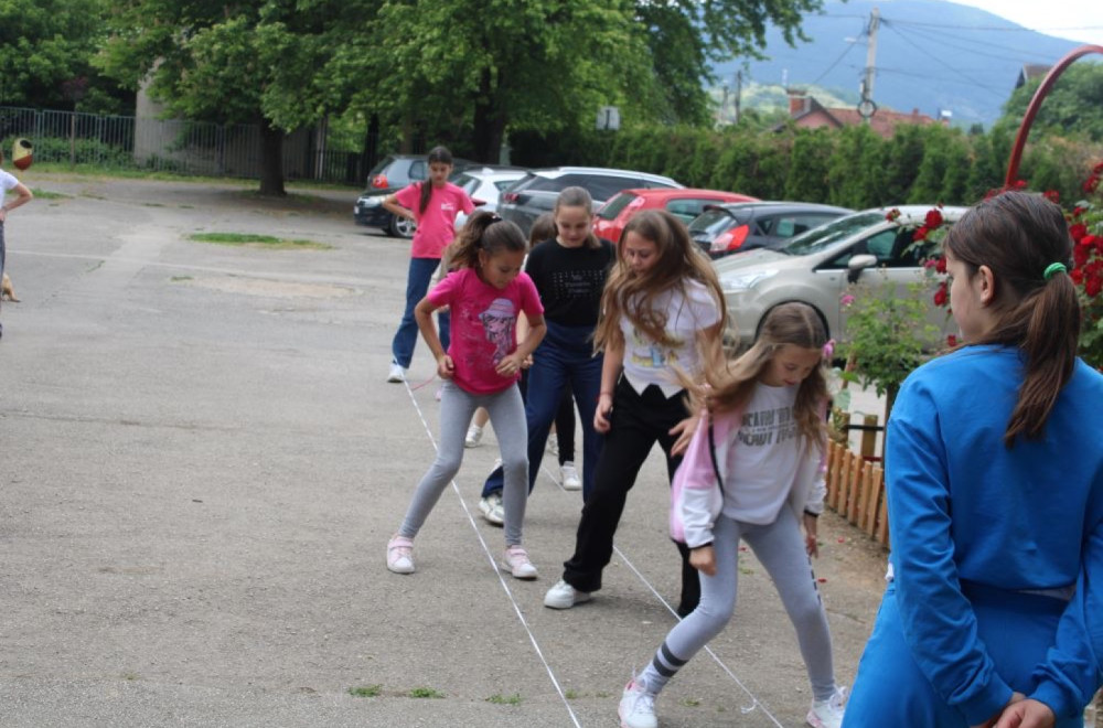 Deca se igraju lastiša i klikera u dvorištu: Lepa slika iz jedne škole u Čačku FOTO