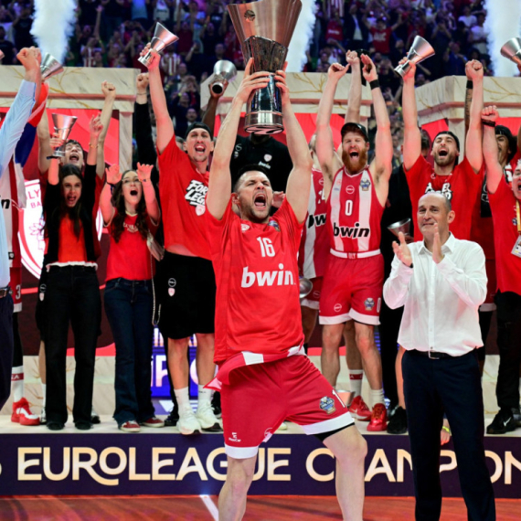 Olimpijakos šampion Evrolige; Milutinov slavi sa srpskom zastavom; Skariolo: "Vratićemo se"