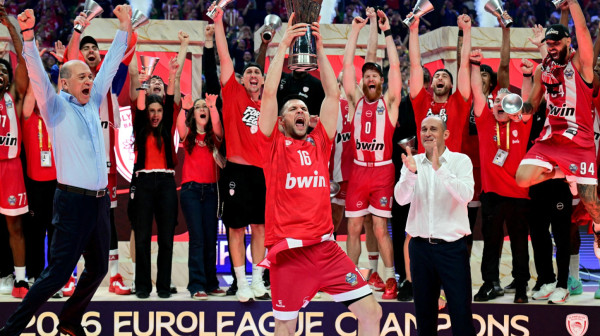 Olimpijakos šampion Evrolige; Milutinov slavi sa srpskom zastavom; Skariolo: "Vratićemo se"