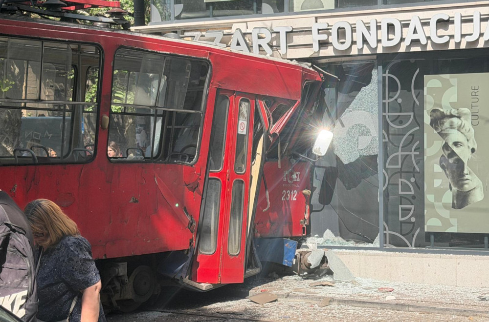 Tramvaj izleteo iz šina i udario u izlog: Evo šta kažu svedoci  FOTO/VIDEO