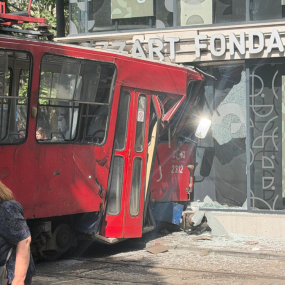Tramvaj izleteo iz šina i udario u izlog: Evo šta kažu svedoci  FOTO/VIDEO
