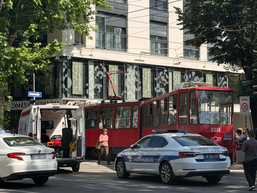 Tramvaj izleteo iz šina i udario u izlog: Evo šta kažu svedoci  FOTO/VIDEO