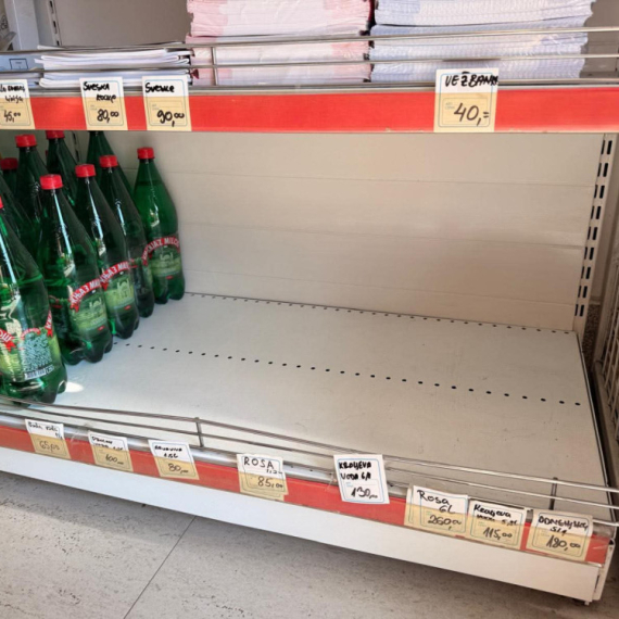 Za pola sata prodato preko 30 paketa vode: Panika u Čačku zbog nestašice; Tokom dana ispražnjeni rafovi FOTO