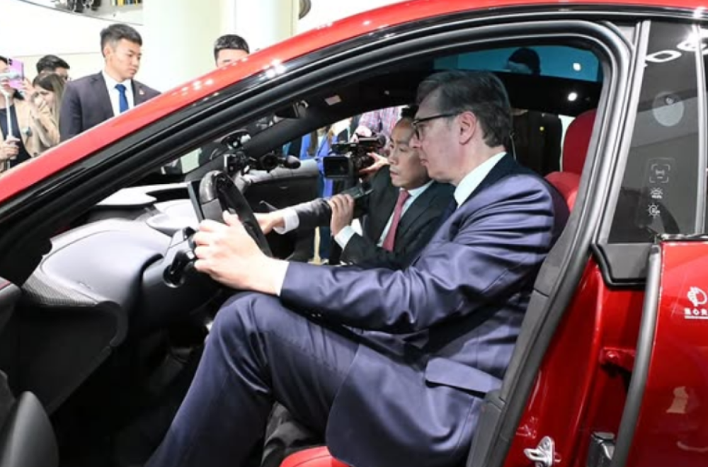 Vučiću u Kini pokazani moćni automobili: "Ovaj ide 350 km na sat" FOTO