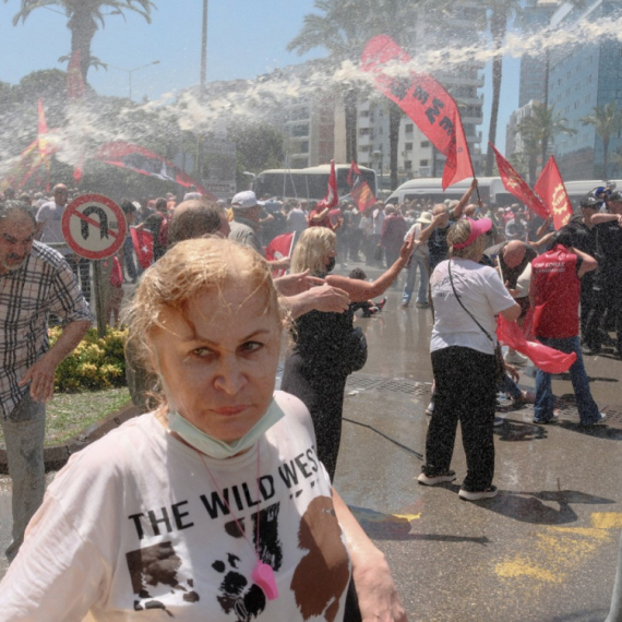 Turska policija vodenim topovima i suzavcem rasterala demonstrante FOTO/VIDEO