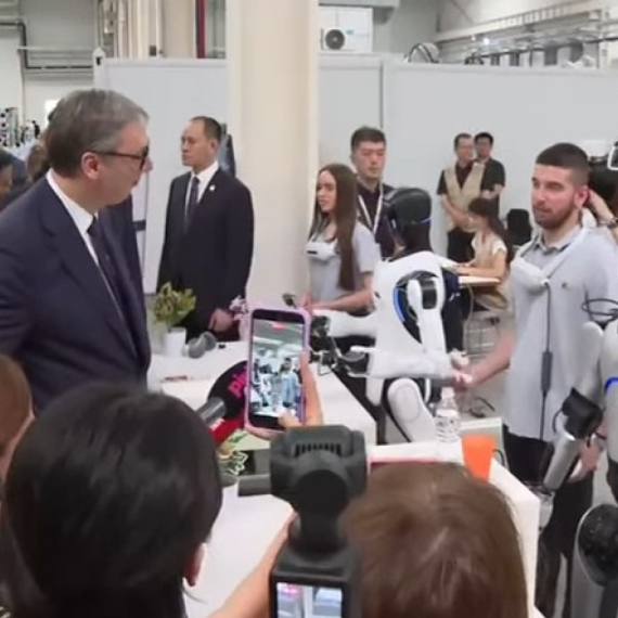 Vučić u Kinesko-srpskom omladinskom centru: "Ponosan na naše mlade ljude, doneće u Srbiju znanje" VIDEO