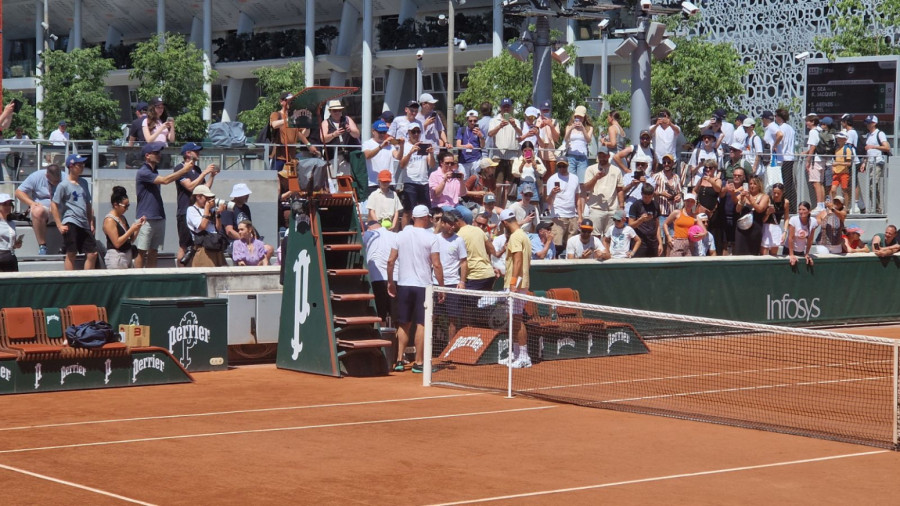 Novak u paklu Pariza: Sparing na 30+ stepeni - tribine pune! FOTO