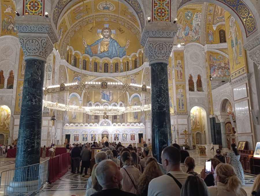 Ovo su heroji u koloni vernika koji čekaju da celivaju Pojas Presvete Bogorodice FOTO/VIDEO