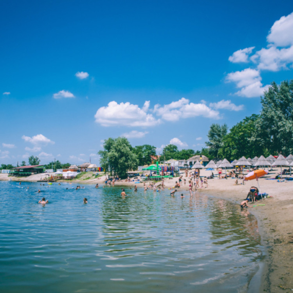 Otvorena omiljena gradska plaža: Počela kupališna sezona na Peskari; Ovo su pravila za posetioce