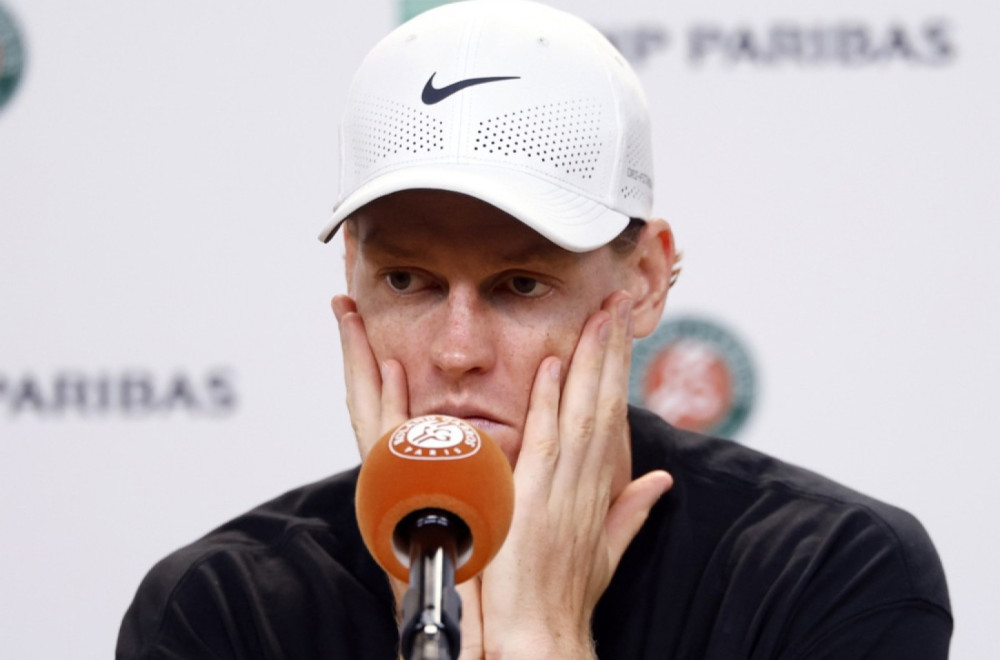 What are Jannik Sinner's doctors hiding? "We all know something exists"