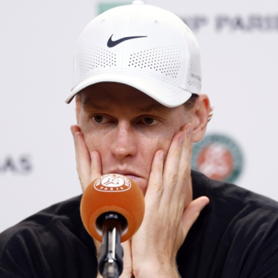 What are Jannik Sinner's doctors hiding? "We all know something exists"
