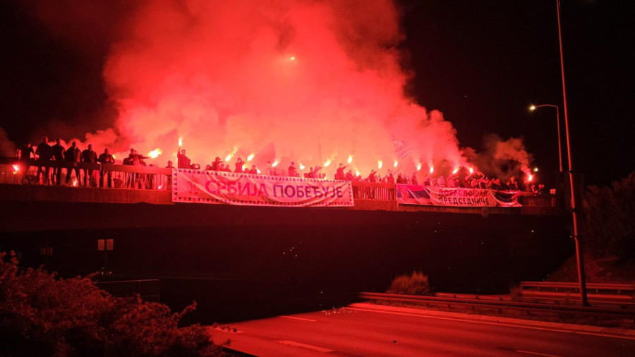 Veličanstven doček Vučića iz Kine; Zapaljene baklje, razvijene trobojke; Čulo se: Aco, Srbine FOTO/VIDEO