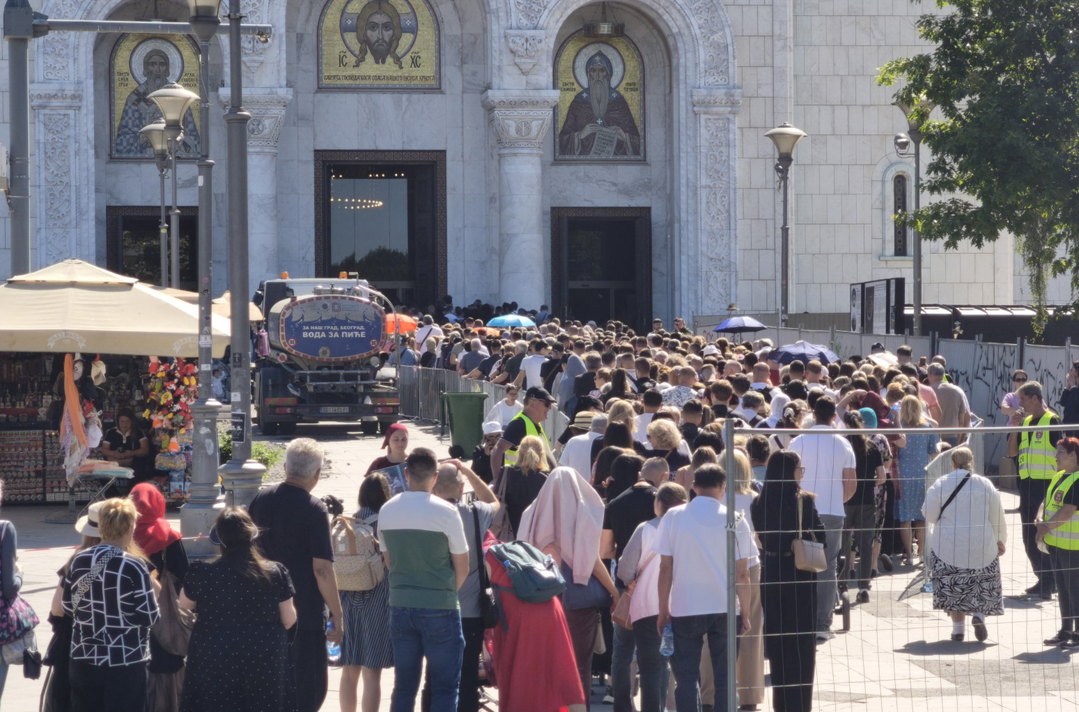 Poznata Srpkinja više od pola dana čekala da vidi Bogorodičin pojas: "Onesvestila sam se ispred Hrama"
