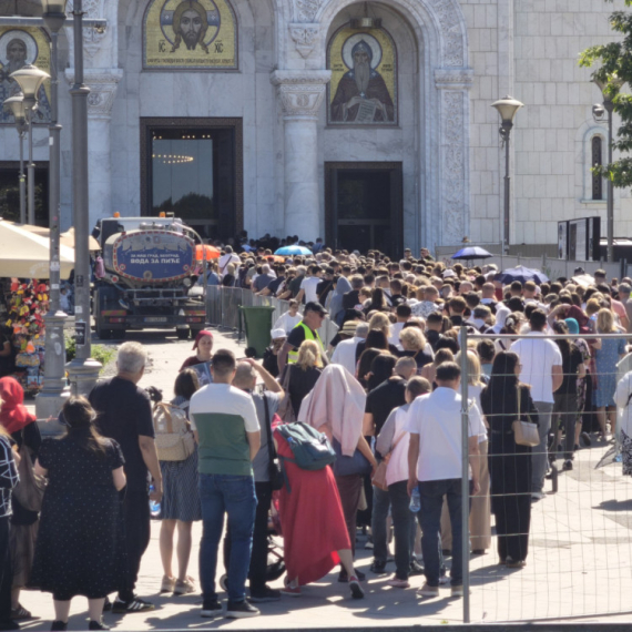Poznata Srpkinja više od pola dana čekala da vidi Bogorodičin pojas: "Onesvestila sam se ispred Hrama"