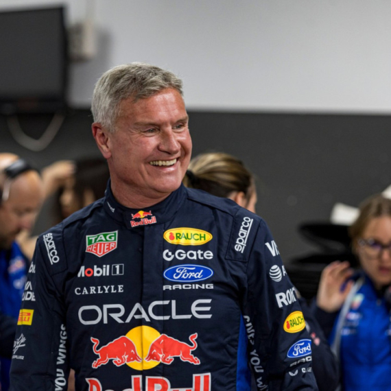 Slavni vozač Formule 1 u zagrljaju zgodnih devojaka slavio momačko veče; Teturao se do hotela