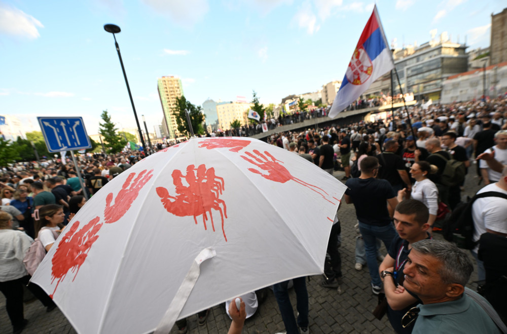 Blokaderka zasipala flašama vernike ispred Hrama Svetog Save