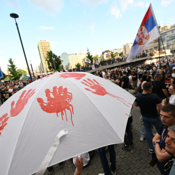 Blokaderka zasipala flašama vernike ispred Hrama Svetog Save