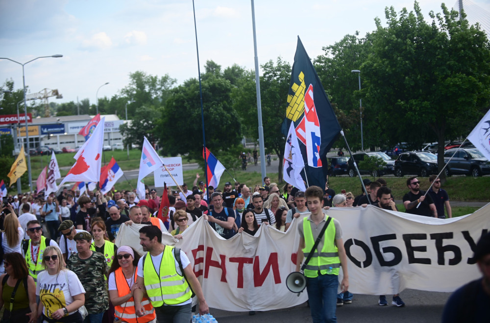 Blokaderi ponovo terorišu grad; Blokirali kola Hitne pomoći u Novom Sadu