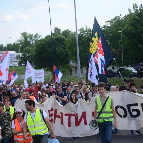 Blokaderi ponovo terorišu grad; Blokirali kola Hitne pomoći u Novom Sadu