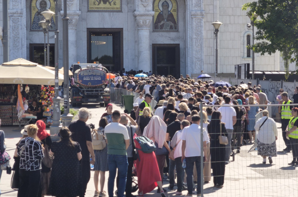 Beograd i dalje ne spava: Patrijarh Porfirije dan i noć sa vernicima u najdužem redu za molitvu FOTO/VIDEO