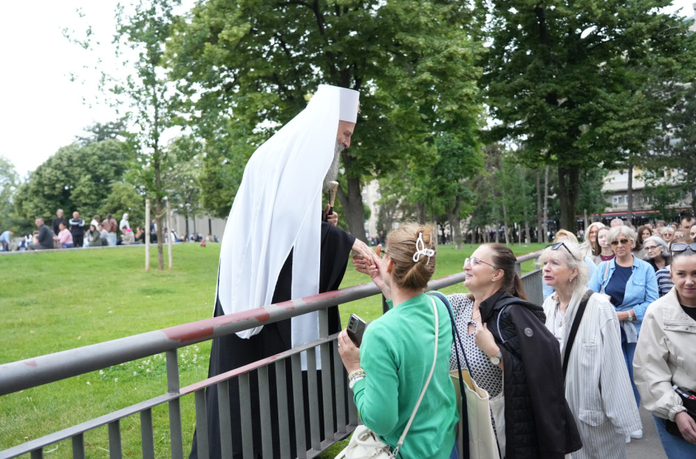 Patrijarh sa vernicima satima u redu: "Vaš trud će biti nagrađen" FOTO/VIDEO