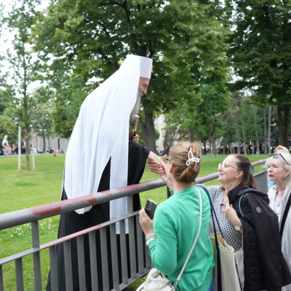 Patrijarh sa vernicima satima u redu: "Vaš trud će biti nagrađen" FOTO/VIDEO