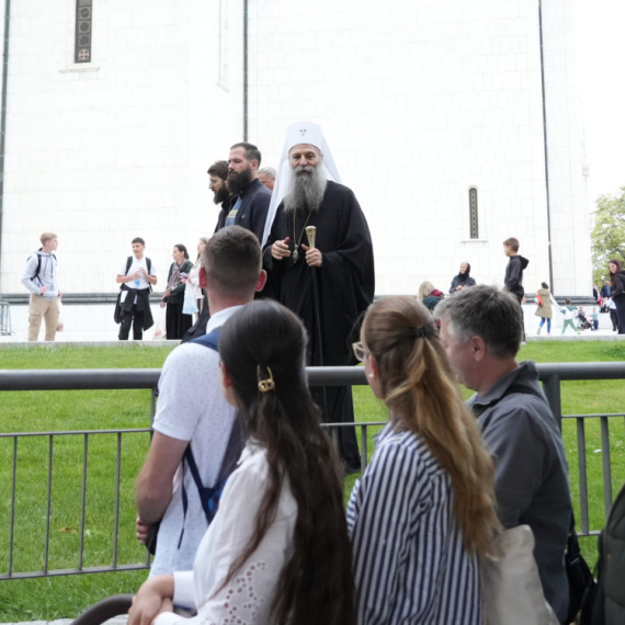 Incident kod hrama: Stajali u redu da celivaju pojas Majke Božije, žena ih gađala staklenim flašama